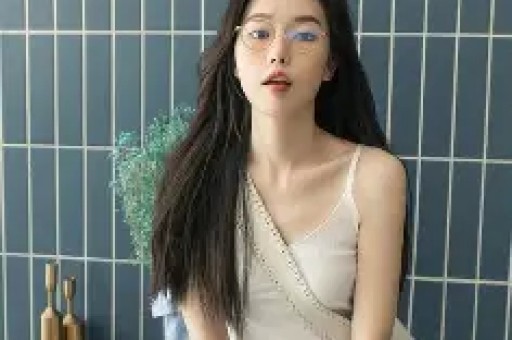 韩国女星Jennie耍大牌事件后《时代》红毯争艳直角肩再成亮点